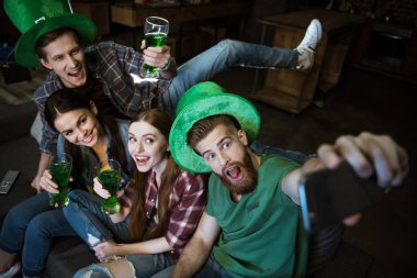 Arkadaşlar St Patrick's günü kutlama sırasında
