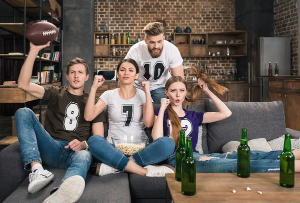 Friends supporting favorite team — Stock Photo, Image