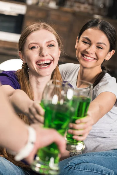 Mulheres celebrando dia st patricks — Fotografia de Stock