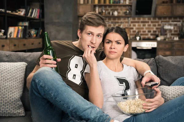 Casal assistindo filme — Fotografia de Stock