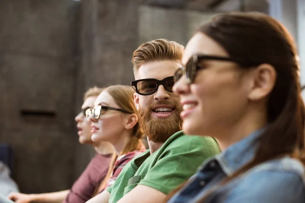 Amigos viendo película — Foto de Stock