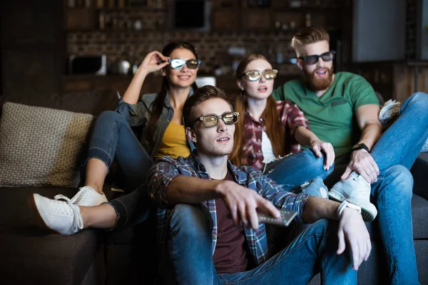 Amigos assistindo filme — Fotografia de Stock