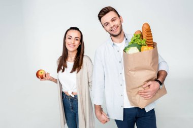 bakkal çantası ile genç bir çift