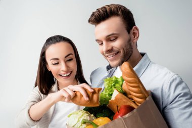 bakkal çantası ile genç bir çift