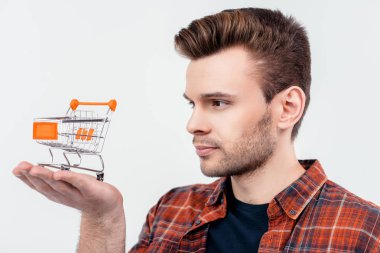 Man holding alışveriş sepeti modeli