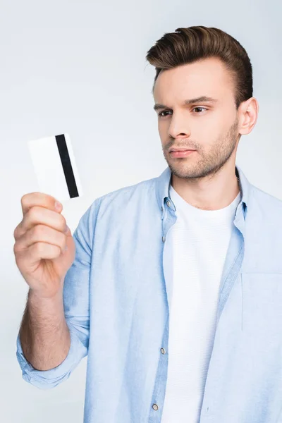 Homem segurando cartão de crédito — Fotografia de Stock