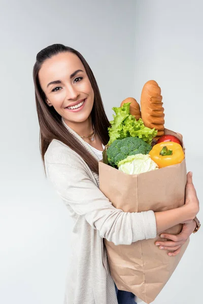 Vrouw die kruidenier zak — Stockfoto