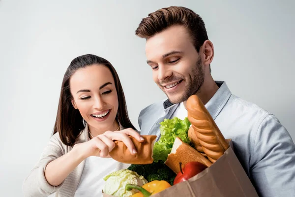 食料品の袋と若いカップル — ストック写真