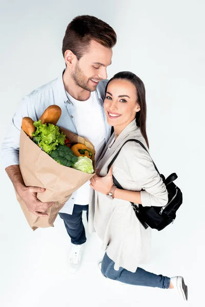 Pareja joven con bolsa de supermercado — Foto de Stock