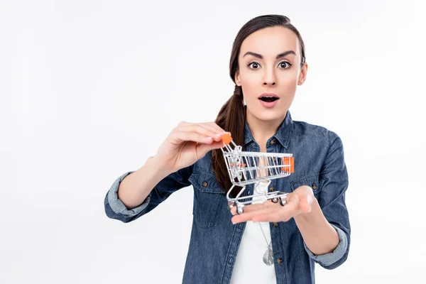 Donna in possesso di carrello della spesa modello — Foto Stock