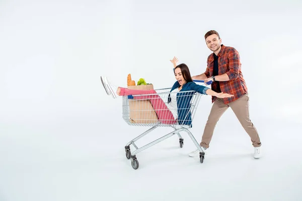 Casal com carrinho de compras — Fotografia de Stock