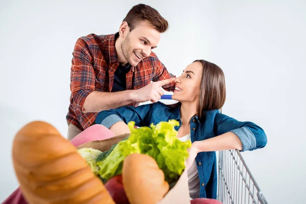 Casal com carrinho de compras — Fotografia de Stock