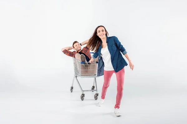 Casal com carrinho de compras — Fotografia de Stock