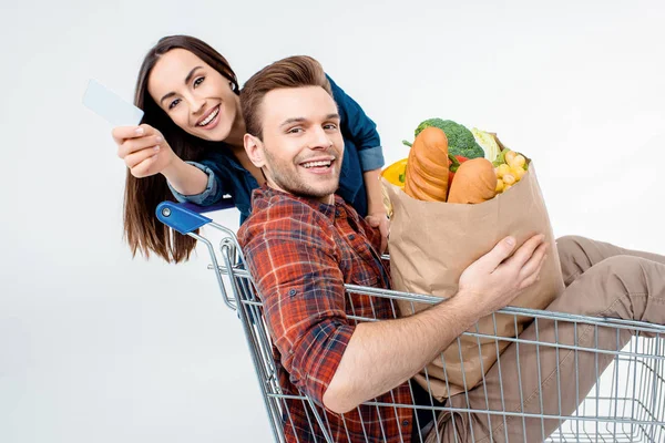 Casal com carrinho de compras — Fotografia de Stock
