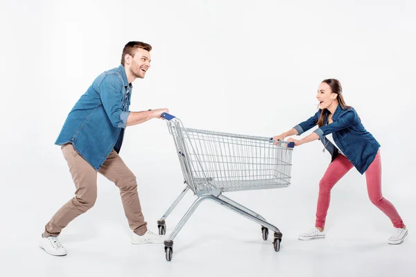 Pareja con carrito de compras — Foto de Stock