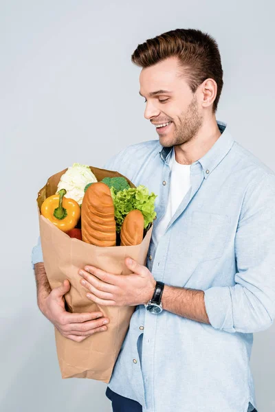 Hombre sosteniendo bolsa de comestibles — Foto de Stock