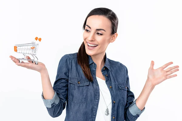 Mujer sosteniendo carrito de compras modelo — Foto de Stock