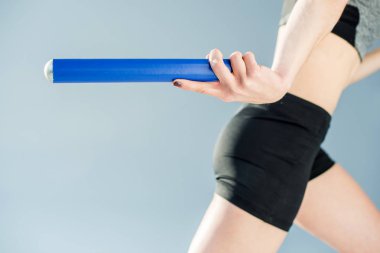 Genç sporcu kadın koşuyor