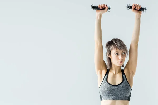 Mulher treinando com halteres — Fotografia de Stock