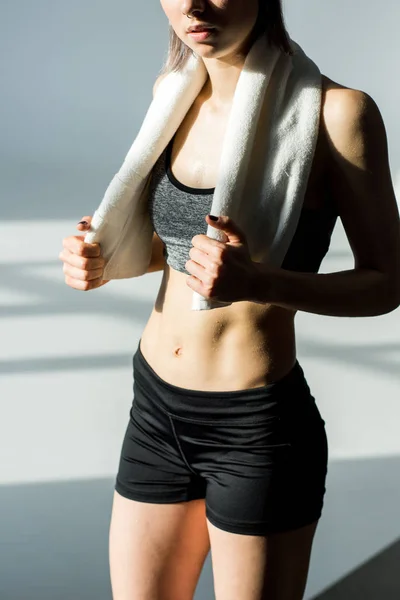 Deportiva mujer con toalla —  Fotos de Stock