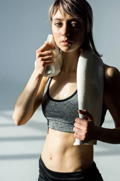Sportovní žena s ručníkem — Stock fotografie