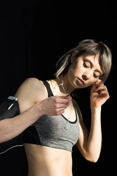 Deportiva mujer escuchando música — Foto de stock gratis