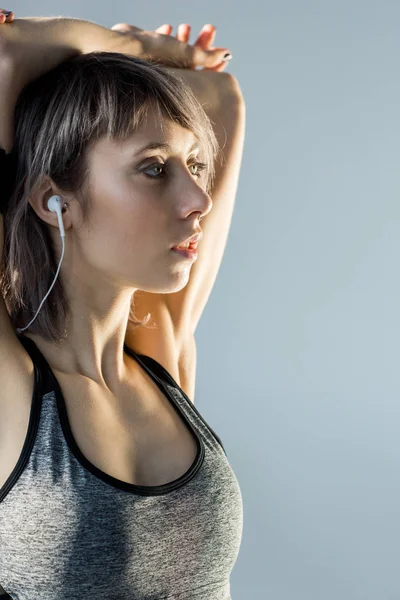 Mulher desportiva ouvir música — Fotografia de Stock