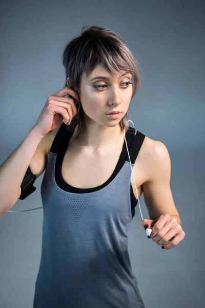 运动型女人听音乐 — 免费的图库照片