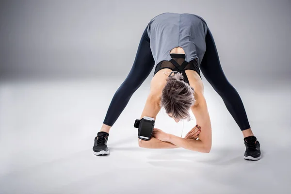 Sportliche Frau dehnt sich — Stockfoto