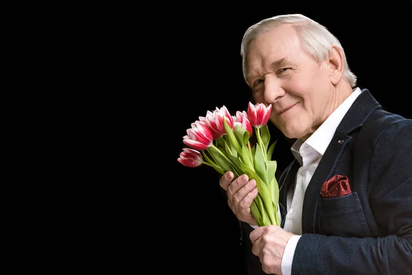 Hombre mayor con tulipanes — Foto de Stock