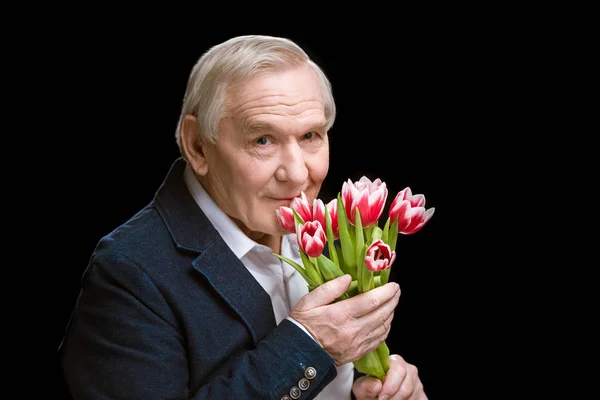 Senior man met tulpen — Stockfoto