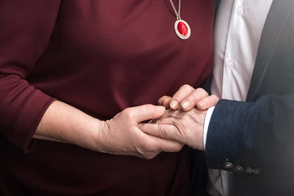 Coppia tenendosi per mano — Foto Stock