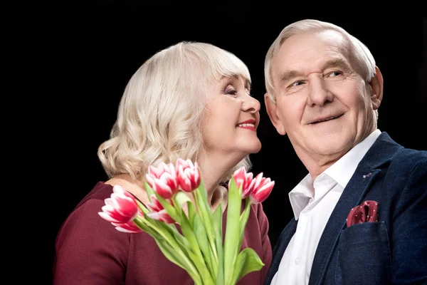 Seniorenpaar mit Tulpenstrauß — Stockfoto