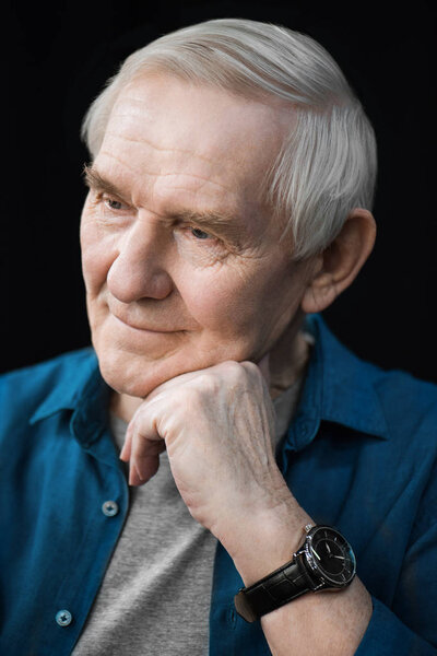 Красивый пожилой человек
