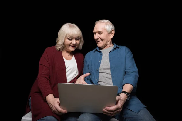 Старшая пара с ноутбуком — стоковое фото