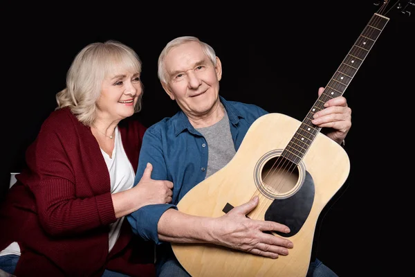 Старша пара з гітарою — стокове фото