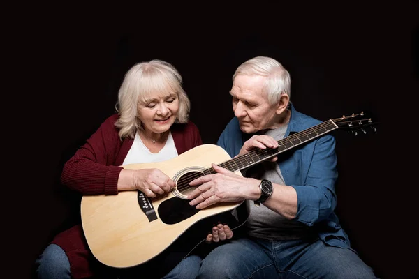 Äldre par med gitarr — Stockfoto