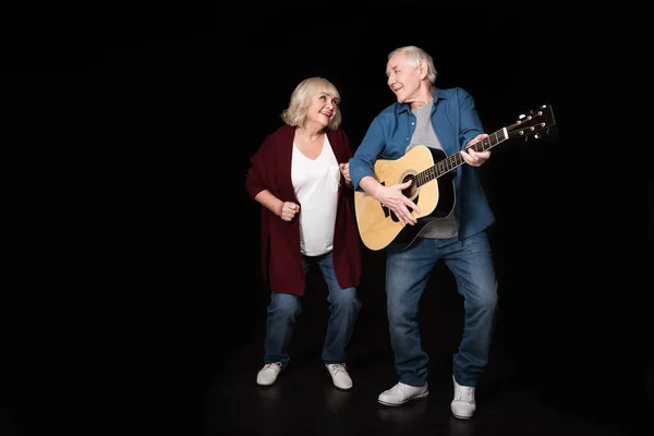 Pareja mayor con guitarra — Foto de Stock