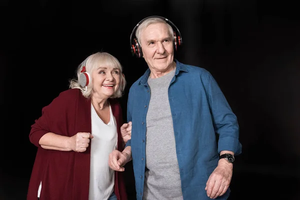 Пожилая пара слушает музыку — стоковое фото