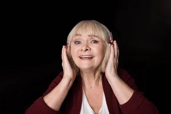 Mujer mayor escuchando música — Foto de Stock