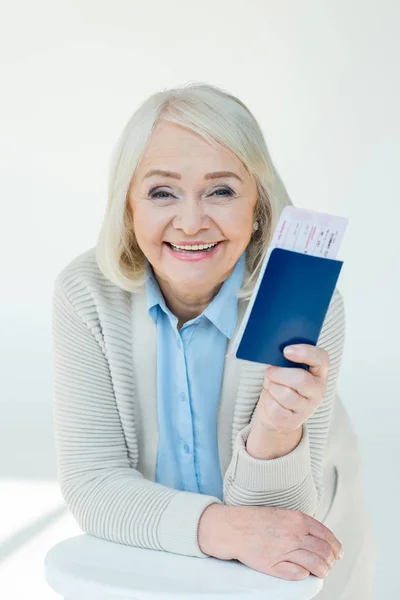 Старша жінка з паспортами та квитками — стокове фото