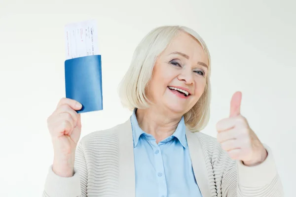 Senior vrouw met paspoorten en tickets — Stockfoto