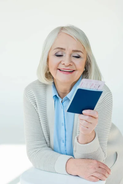 Пожилая женщина с паспортами и билетами — стоковое фото