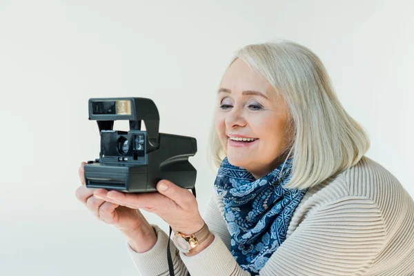 Senior vrouw met retro camera — Stockfoto