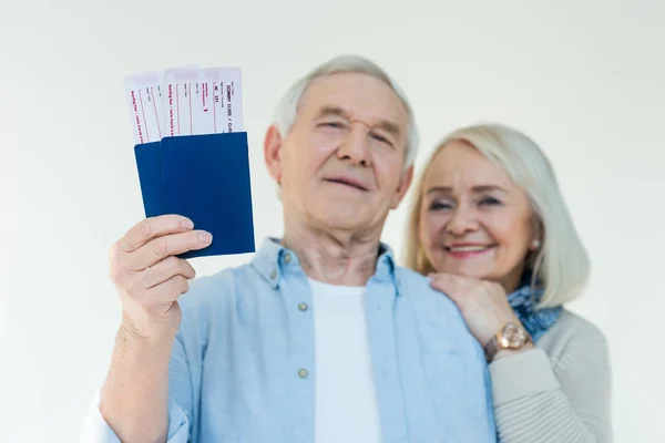 Coppia senior con passaporti e biglietti — Foto Stock