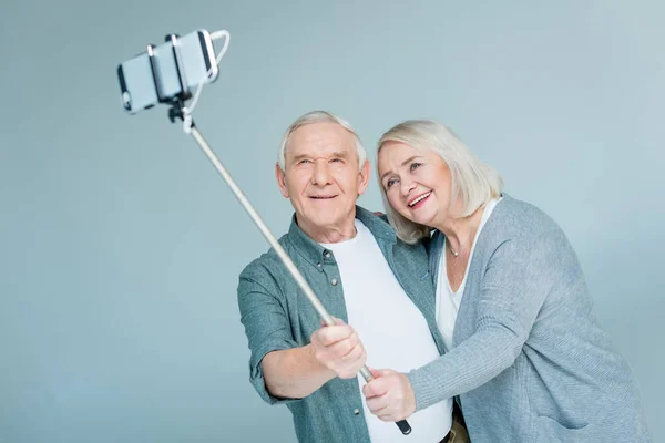 Yaşlı çift selfie çekiyor. — Stok fotoğraf