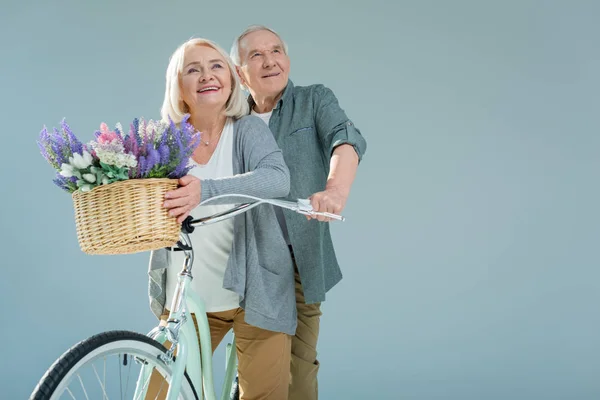 Старшая пара с велосипедом — стоковое фото