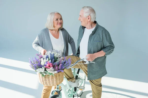 Coppia senior con bicicletta — Foto Stock