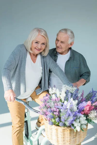 Coppia senior con bicicletta — Foto Stock