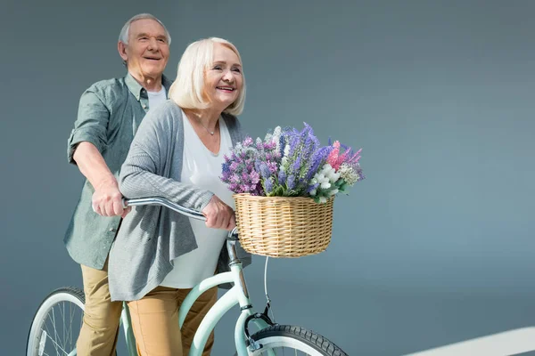 Старшая пара с велосипедом — стоковое фото